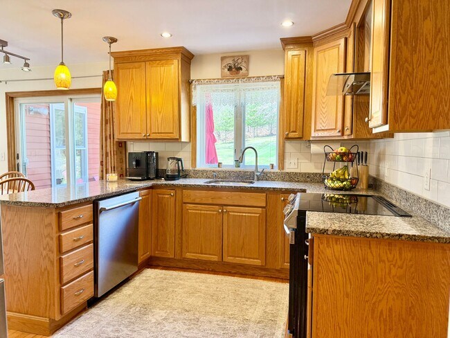 Building Photo - Meticulously Maintained 3BD/2.5BA Home in Quiet Westbrook Neighborhood!