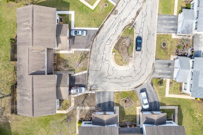 Building Photo - Carol Stream Townhome with Three Bedrooms and One Car Garage