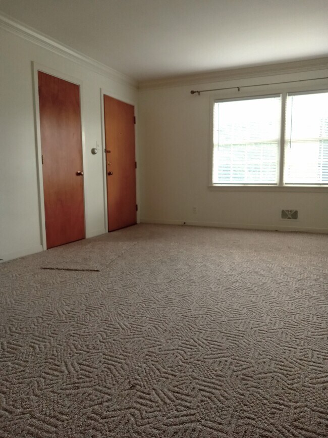 Building Photo - 2125 Village Dr