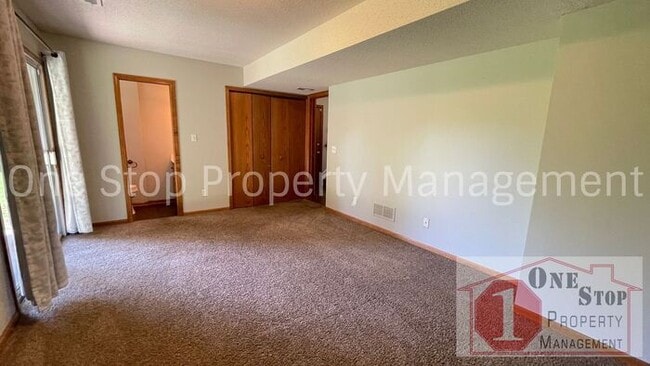 Building Photo - Stunning 3 Bedroom 2.5 Bathroom in Raymore!