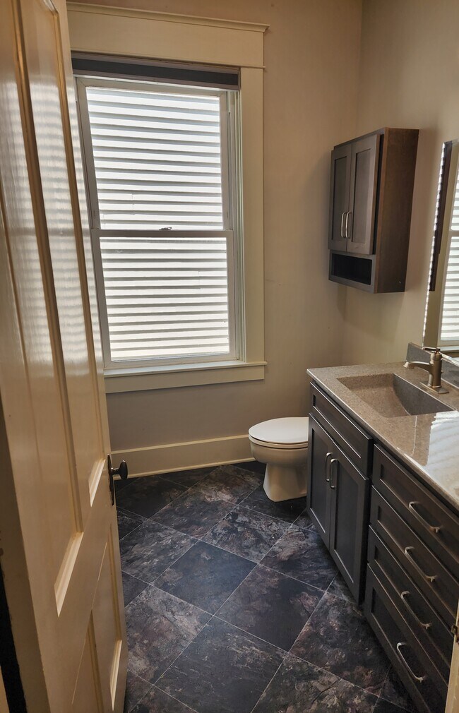 Main bath w/ walk-in shower - 328 4th St