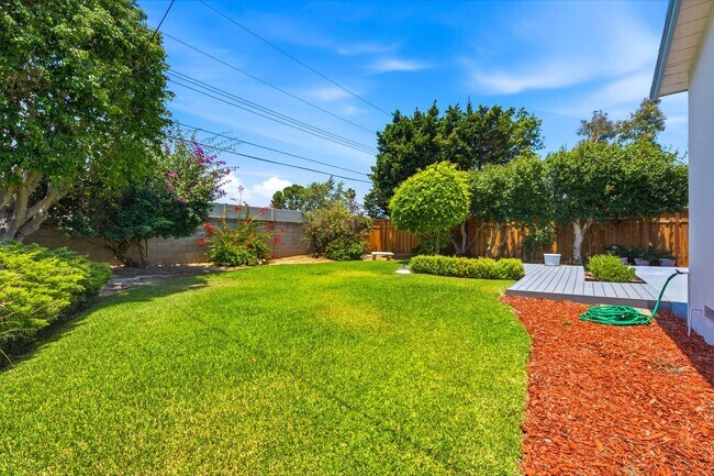 Building Photo - Beautifully Updated 3 Bedroom Home in Desired Costa Mesa Location