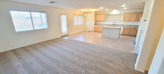 Building Photo - Circle Cross