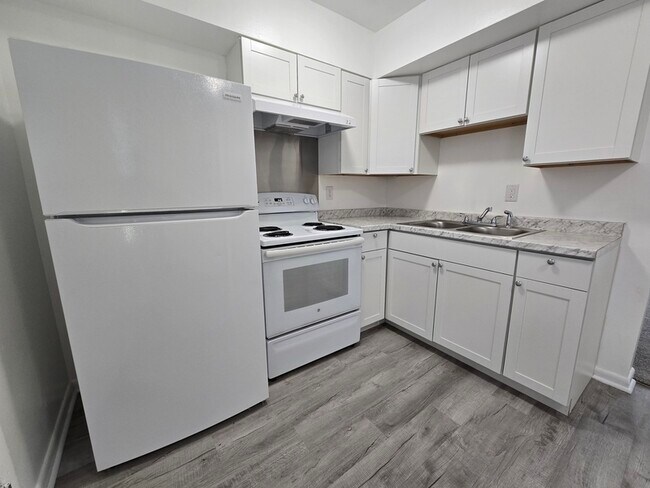 Building Photo - 2644 Wayside Dr