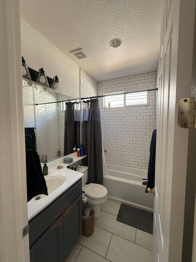 Building Photo - MOVE IN SPECIAL: 1/2 OFF 2ND MONTHS RENT Adorable 3 bedroom 2 bath home