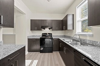 Building Photo - Grand Oaks Apartment Homes