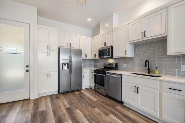 Building Photo - 607 W St Johns Ave