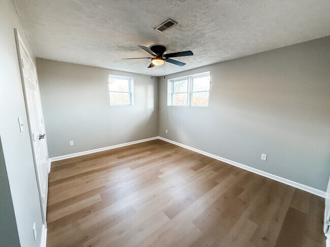 Building Photo - 208 Green Acres Dr