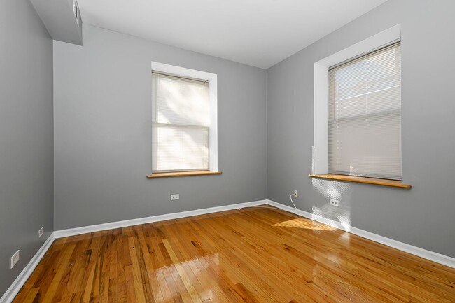 Building Photo - Beautiful 2Bed/1Bath in South Shore!
