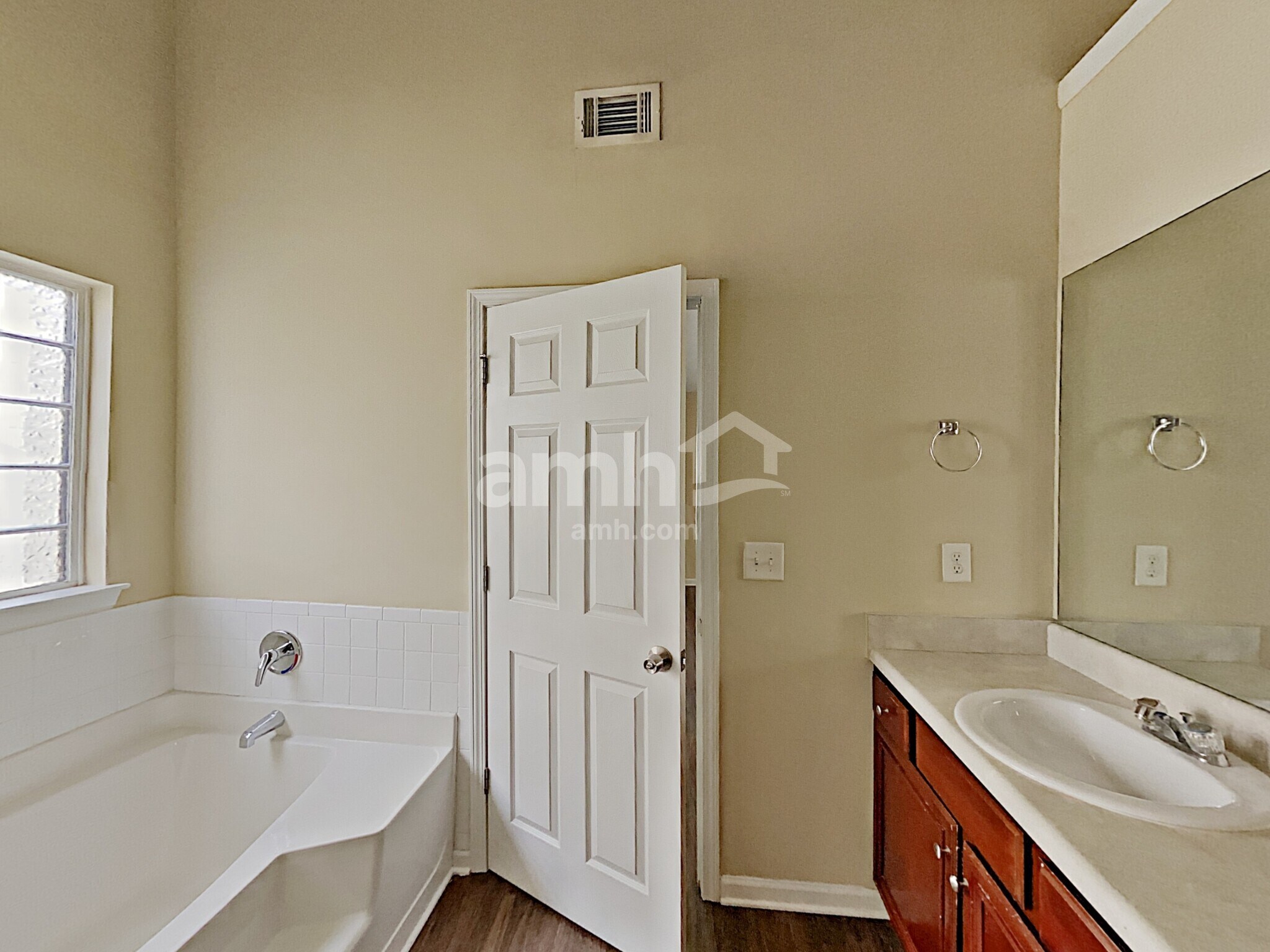 Building Photo - 682 Rock Hill Pky