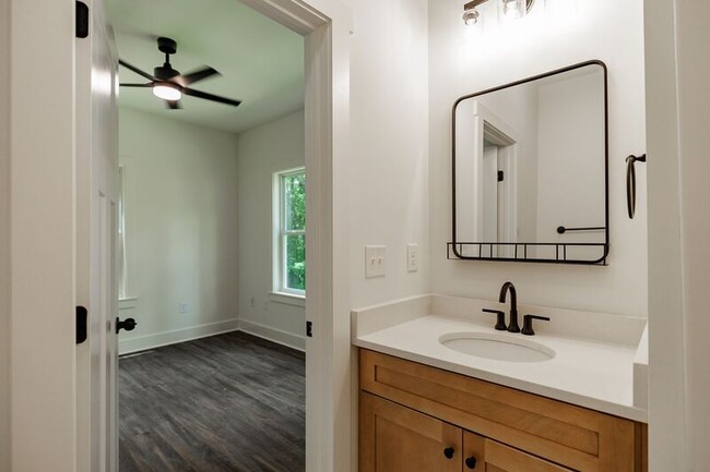 Building Photo - 232 Vine St