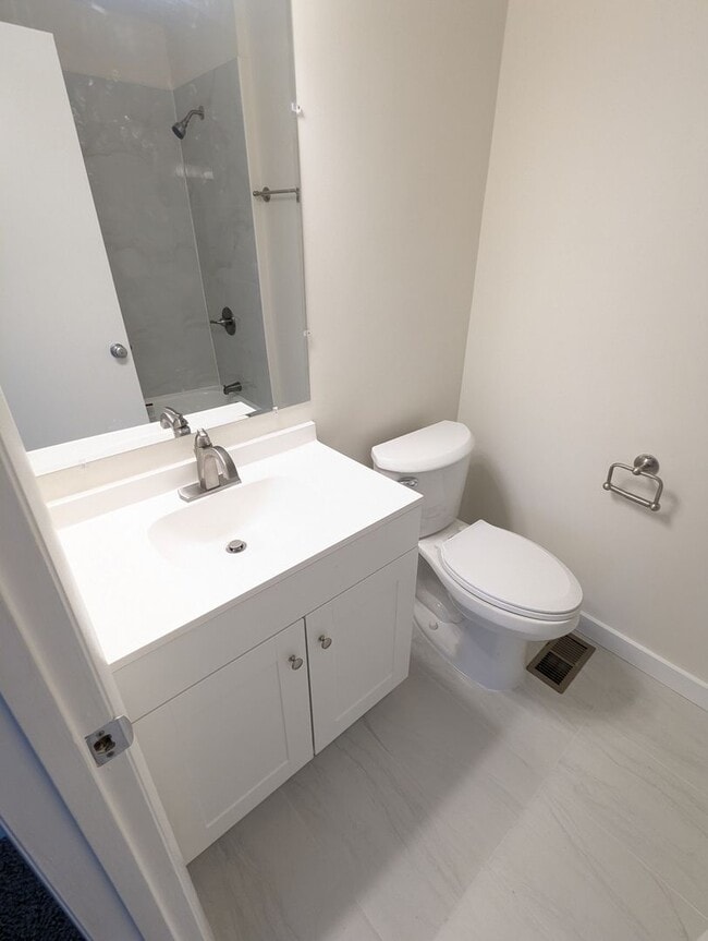 Building Photo - *END UNIT* town home in established Crestwood Neighborhood ready for you mid March!