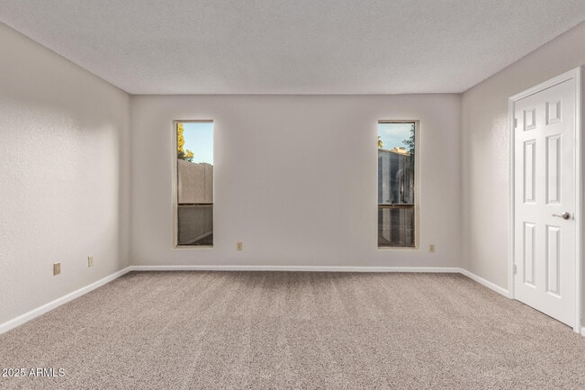 Building Photo - 4912 E Ludlow Dr