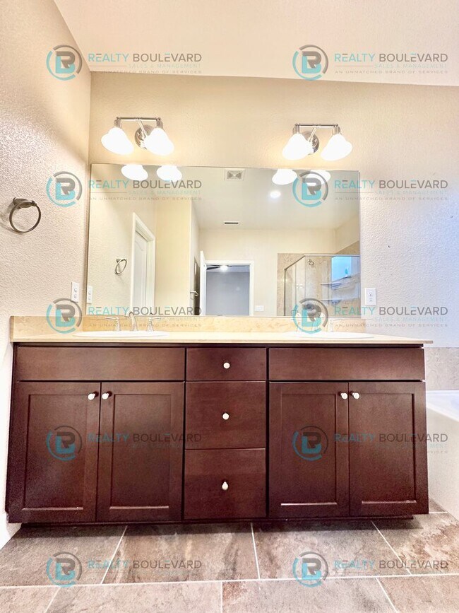 Building Photo - Spacious 4-Bedroom Gem in Somersett with S...