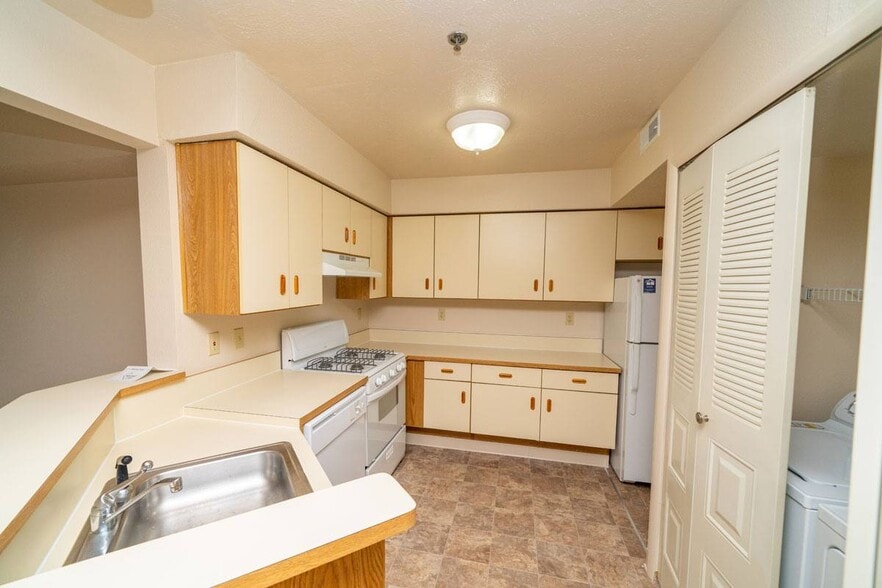 Building Photo - Windmill Lakes Apartments