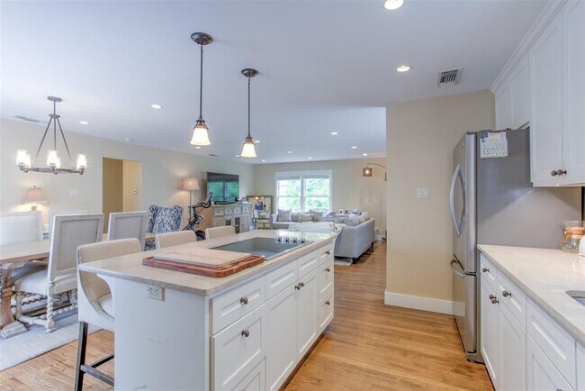 Building Photo - 2105 Rockridge Terrace