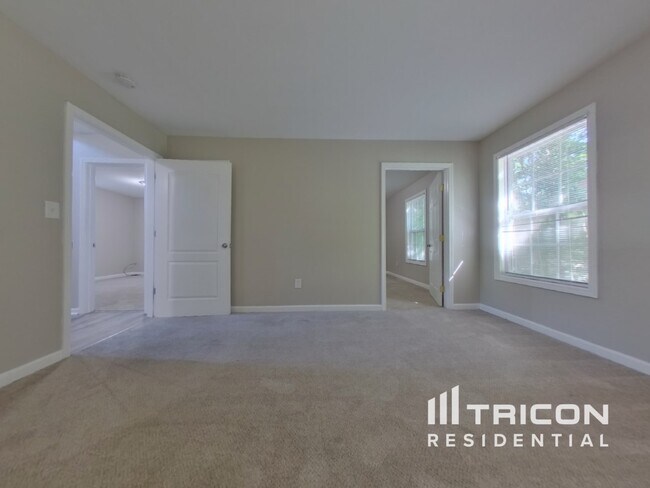 Building Photo - 4650 Camelot Dr