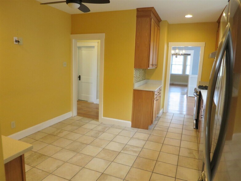 Building Photo - 1098 Fellsway