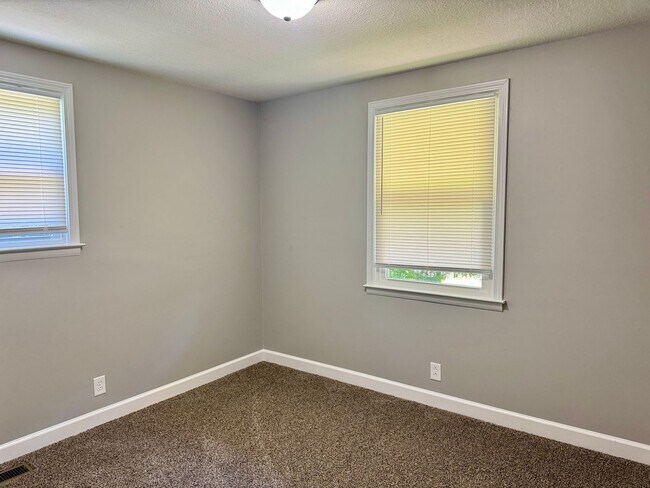 Building Photo - Beautiful Country Setting! Brick 3 Bed/2 B...