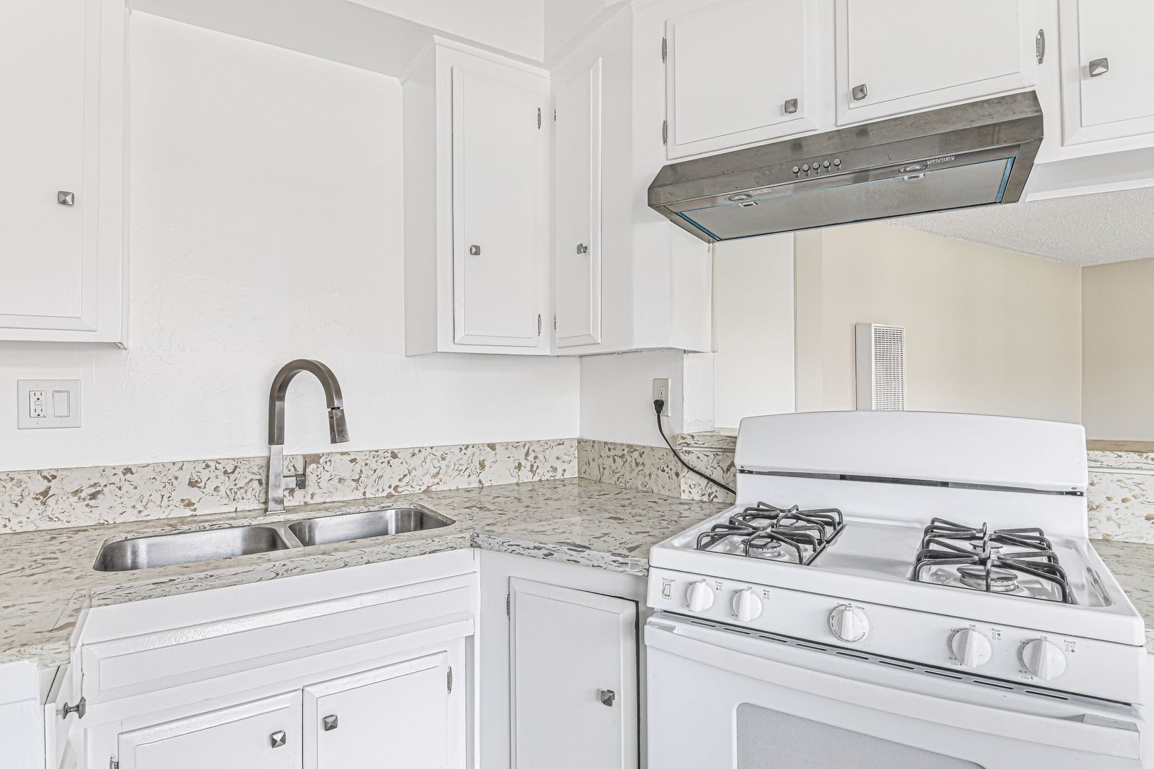 Building Photo - 147 S Magnolia Ave