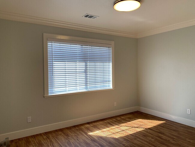 Building Photo - 3 Bedroom, 1 Bathroom Home in N. Highlands