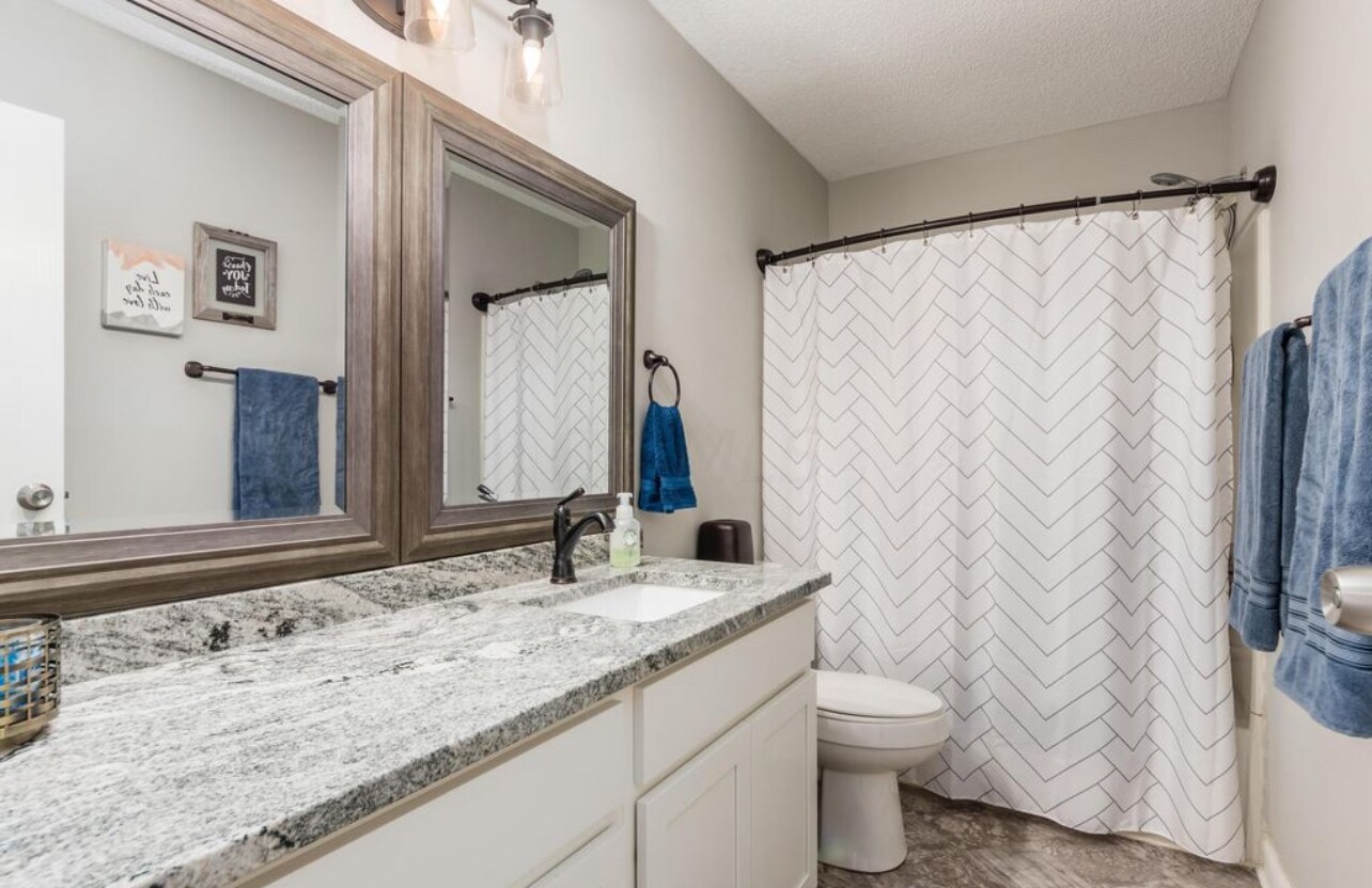 Full bath - 1552 Jupiter Ave