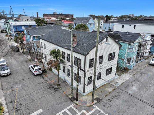 Building Photo - Fully renovated home in Charleston!