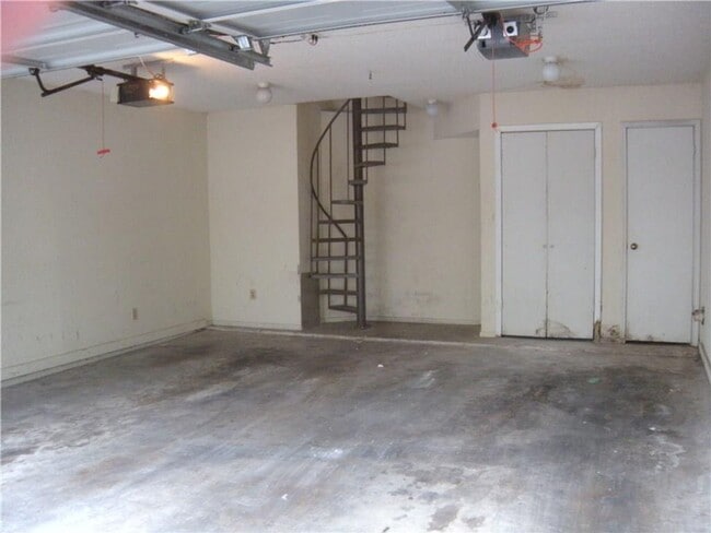 Building Photo - Gables 11 - 2 Bed - 1 1/2 Bath - 2 Car Personal Garage