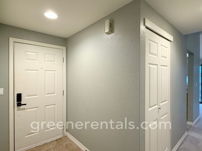 Building Photo - 2BR/1.5BA 3rd Floor Condo Overlooking Sinclair Inlet