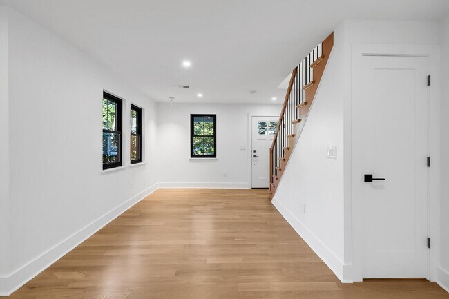 Building Photo - 516 River Rd