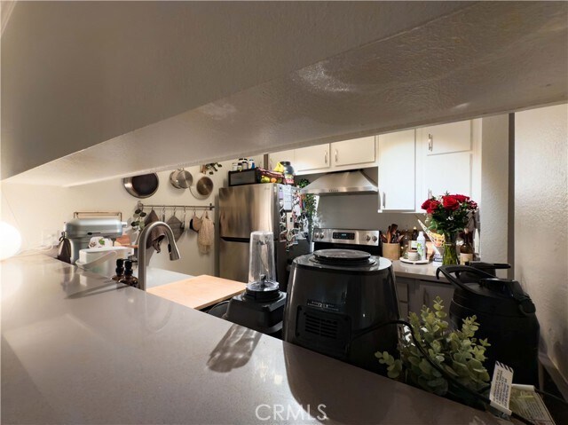 Building Photo - 532 N Rossmore Ave