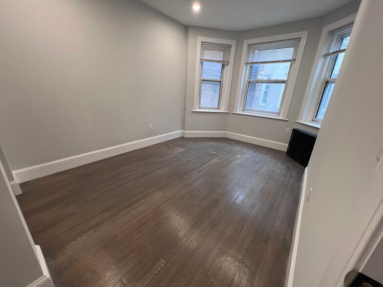 Building Photo - 132 Jersey St