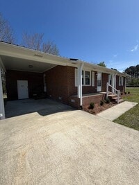 Building Photo - Charming 1,025 sq ft single-family home offering 3 bedrooms and 2 full bathrooms—perfect for comf...