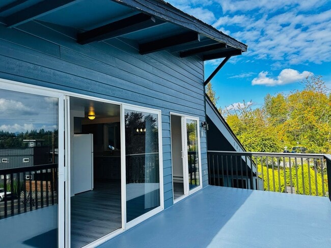 Building Photo - Newly Remodeled Top-Floor Duplex w/ Lake a...