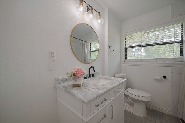 Building Photo - 8057 Ridgeview Dr