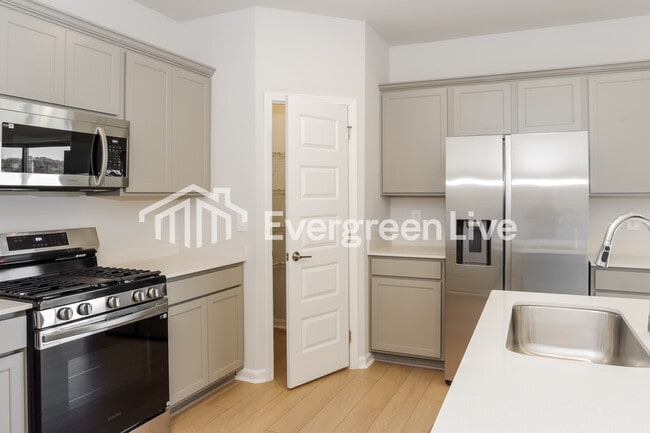 Building Photo - 16907 Whispering Pnes Dr