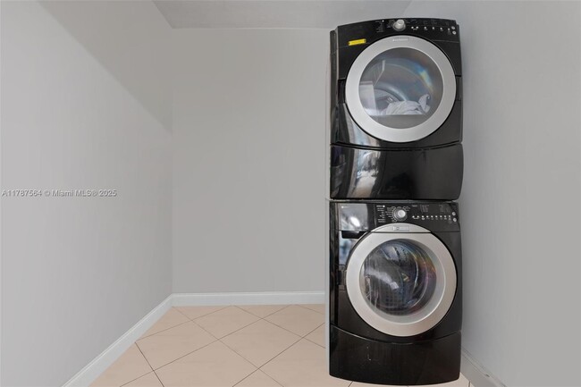 Building Photo - 2280 SW 16th Ct
