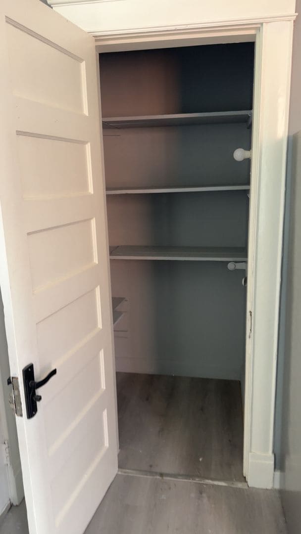 Building Photo - Beautiful renovated apartment with a ton of space!