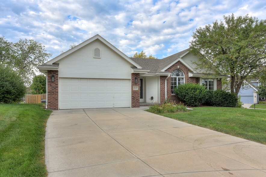 Building Photo - 15327 Parker Cir