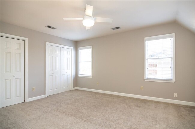 Building Photo - Spacious 4/3.5 in Highly Sought-After Buck...