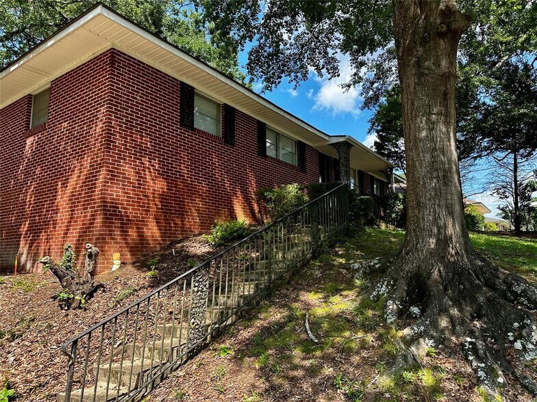 Building Photo - 1009 Rosedale Dr