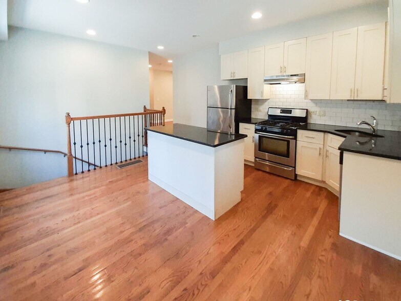 Building Photo - 855 W Cornelia Ave