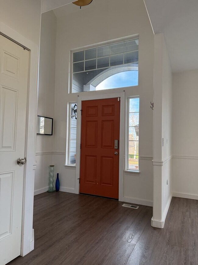 Building Photo - Spacious 3 Bed/2.5 Bath Federal Way Home.