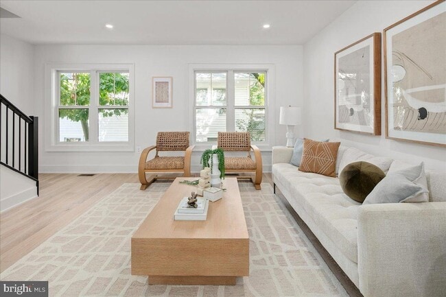 Building Photo - 909 N Irving St