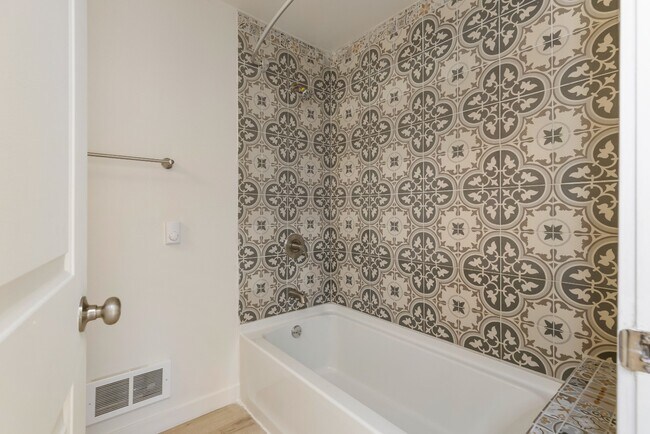 Building Photo - Newly Renovated 1 Bedroom in Quiet Pinehur...