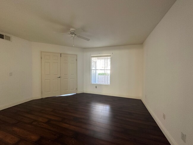 Building Photo - 1st Floor Condo!