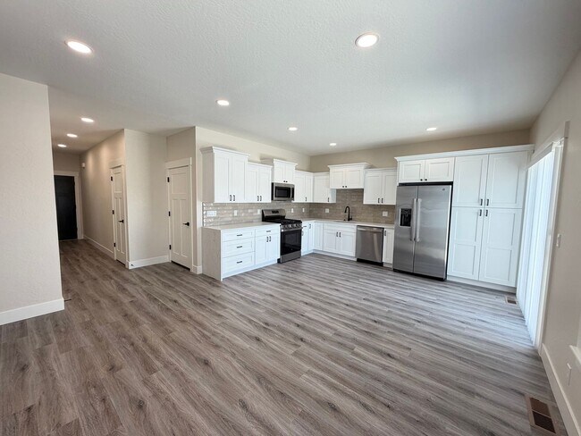 Building Photo - Brand New Hayden Townhome