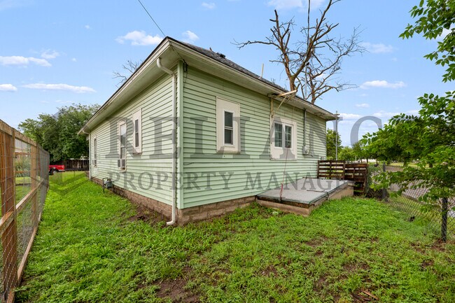 Building Photo - 1405 S Ida St