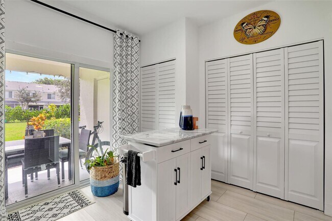 Building Photo - 7921 Sanibel Dr