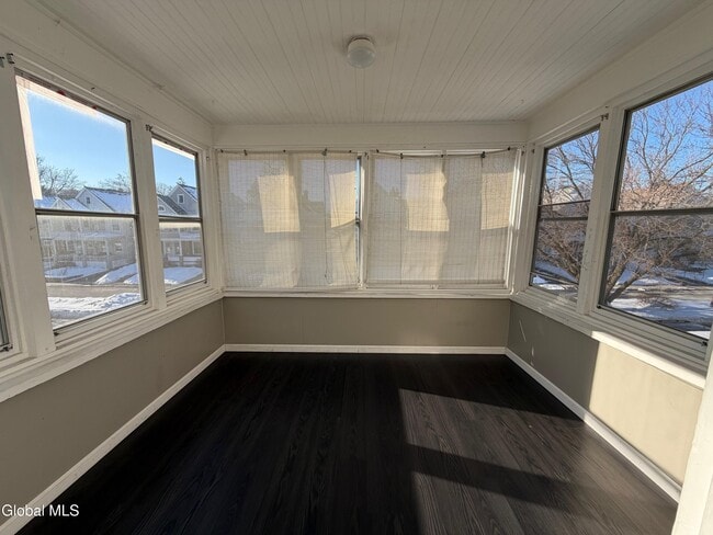 Building Photo - 830 Hampton Ave